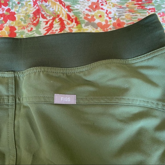 LIMITED EDITION FIGS KADE SCRUB PANTS-DARK OLIVE IN SIZE PETITE MEDIUM - Picture 6 of 13
